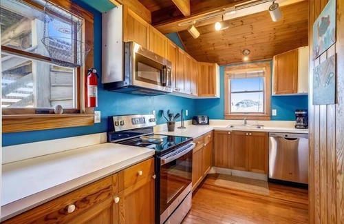 Nags Head House | Historic old Nags Head next to Jockey's Ridge! Great views, walk to sound access