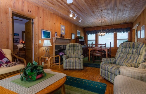 Wrightsville Beach House | Historic Pet Friendly Cottage w Fenced Yard