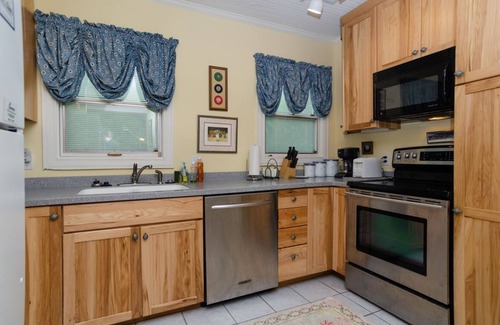 Wrightsville Beach House | Historic Pet Friendly Cottage w Fenced Yard