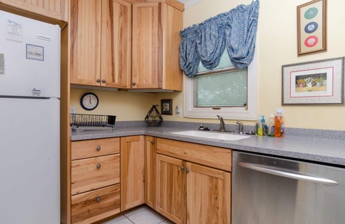Wrightsville Beach House | Historic Pet Friendly Cottage w Fenced Yard