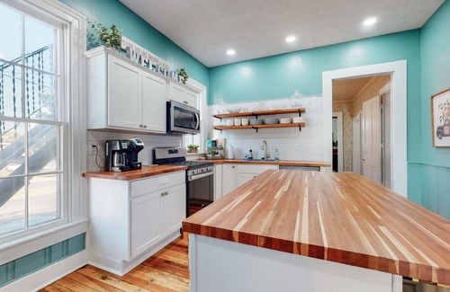 Georgetown House | Historic Pineapple Palace with a hot tub