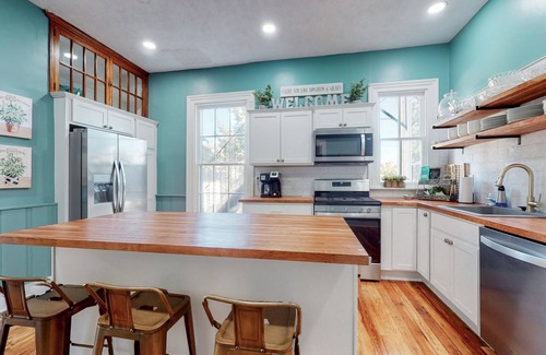 Georgetown House | Historic Pineapple Palace with a hot tub