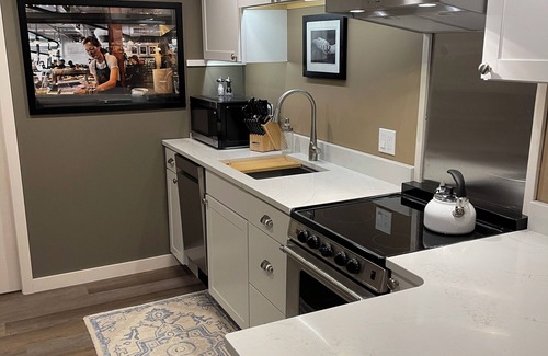 Dunlap Apartment | Historic Pritchard Beach hideaway, just steps to Lake Washington