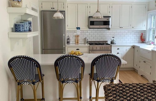 Cutchogue House | Historic Renovated Farmhouse, 2min to Beach, Vineyards, Fireplace, Kid Friendly