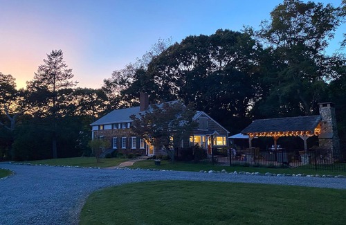 Cutchogue House | Historic Renovated Farmhouse, 2min to Beach, Vineyards, Fireplace, Kid Friendly