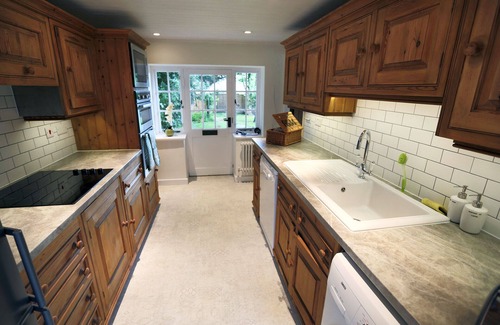 Bilting Cottage | Historic Royal Kent cottage surrounded by large gardens & private swimming pool