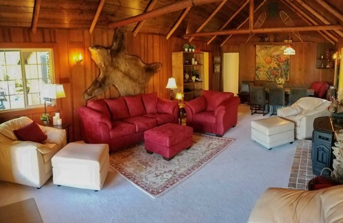 Eagle Point Cabin | HISTORIC RUSHING WATER LODGE on the rogue river was built in 1910