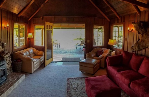 Eagle Point Cabin | HISTORIC RUSHING WATER LODGE on the rogue river was built in 1910