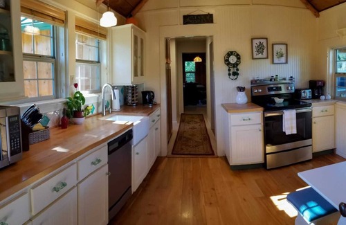 Eagle Point Cabin | HISTORIC RUSHING WATER LODGE on the rogue river was built in 1910