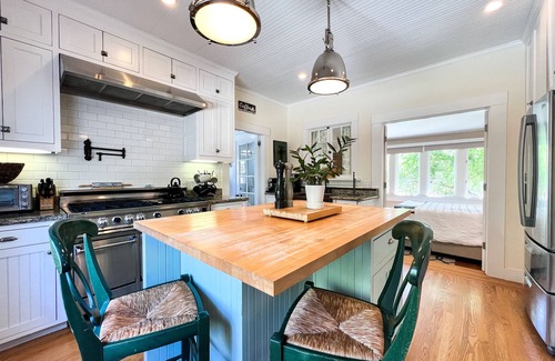 St. Helena House | Historic Saint Helena farm house one block from Main Street