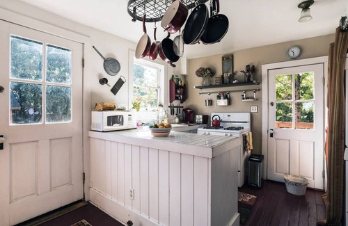 Santa Rosa House | Historic Santa Rosa Cottage Hot Tub