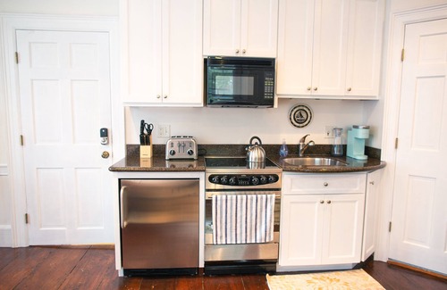 Marblehead Condo | ♥ Historic Studio Minutes to Salem+Beaches Old Town Marblehead Private Parking ♥