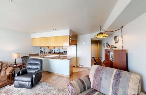 Lincoln City Condo | Historic Taft District condo with dazzling bay views, fireplace & washer/dryer
