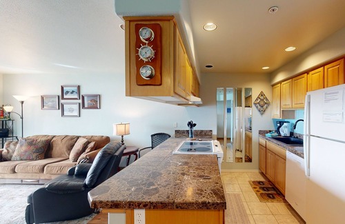 Lincoln City Condo | Historic Taft District condo with dazzling bay views, fireplace & washer/dryer