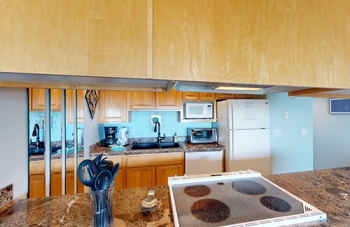 Lincoln City Condo | Historic Taft District condo with dazzling bay views, fireplace & washer/dryer
