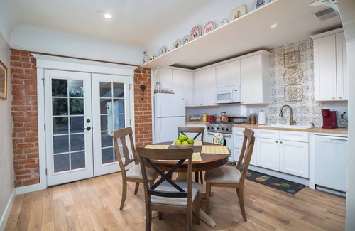 Encanto House | Historic Tudor Sleeps 6 + Pool, Drive Way, Fire-pit, Grill, Pet Friendly