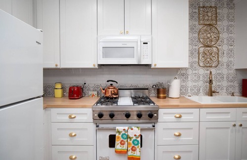 Encanto House | Historic Tudor Sleeps 6 + Pool, Drive Way, Fire-pit, Grill, Pet Friendly