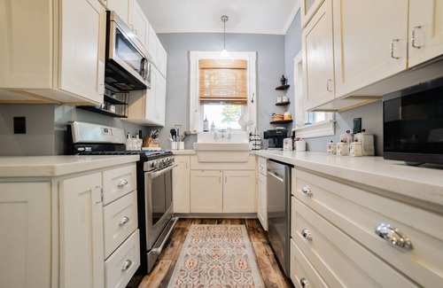 Elco House | Historic Victorian - Walkable to Downtown Cape Girardeau - King Bed - Fast Wifi