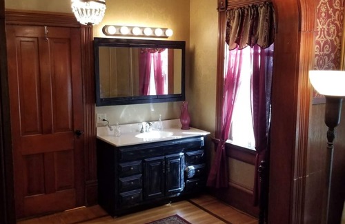 Sioux Falls Bed & Breakfast | Historic Victorian Inn Downtown (8 Bed 6 Bath)