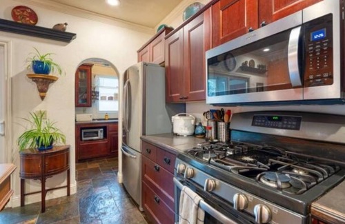Springfield House | Historic Victorian 4 BR, 4.5 Bath home, w/optional add'l 1 BR, 1 Bath unit.