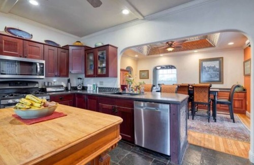 Springfield House | Historic Victorian 4 BR, 4.5 Bath home, w/optional add'l 1 BR, 1 Bath unit.