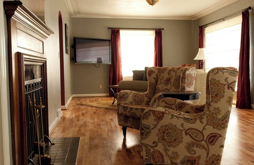 Dayton House | Historic Vineyard Escape-3 bedroom, 2 bathrooms, with patio and vintage charm.