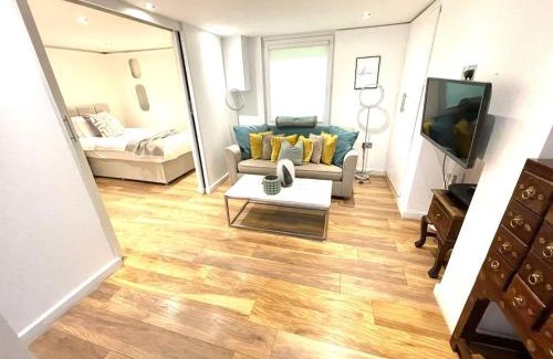 Cambridge City Centre Apartment | Historical Building - Cozy Basement Apartment- Central Location