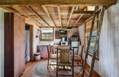 Warrenton House | Historical country cabin in Round Top!