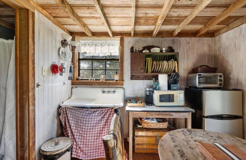 Warrenton House | Historical country cabin in Round Top!