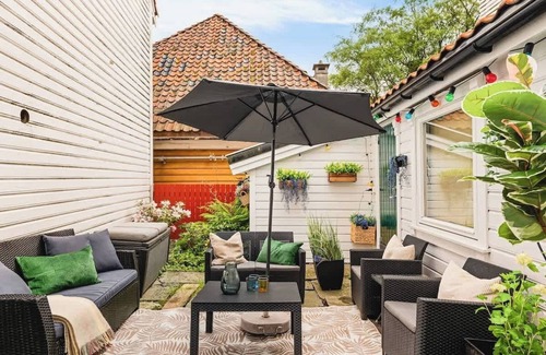 Sentrum House | Historical House W Private Patio - 550m from Bryggen