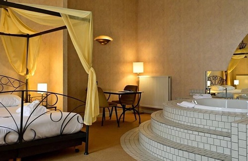 Leeuwarden House | Historical Room Ideal for Cultural Explorers Near Fries Museum