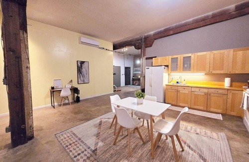 Central Business District Apartment | Historical spacious loft DNTN/pets/parking Ext Stays. 8mins hospitals & Colleges