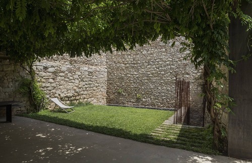 Barri Vell Apartment | Historical stone house renovated with modern style