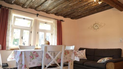 Laucha Apartment | Historisches Fachwerk-Ferienhaus mit Weinkeller und Garten, gute Lage