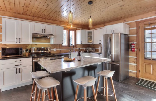 Riviere-Rouge Ski Chalet | Hjort Cottage - Rivière-Rouge, 3BDR 7bed Heated floors Riverfront Spa, Pool table Gas fireplace Newl