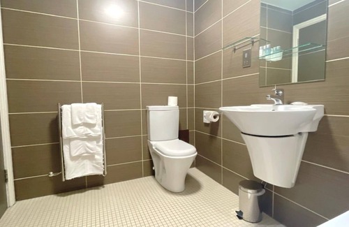 Newcastle-upon-Tyne Apartment | HNFC Stays -En-Suit with Parking
