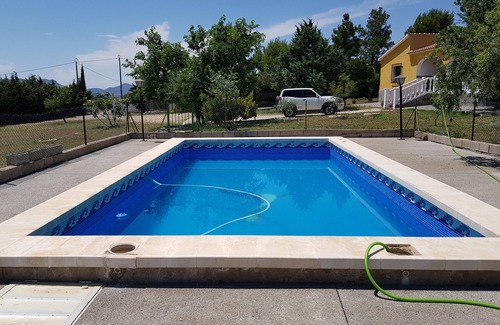 Yecla Ski Chalet | House with pool, barbecue and private garden, for the exclusive use of the tenant.