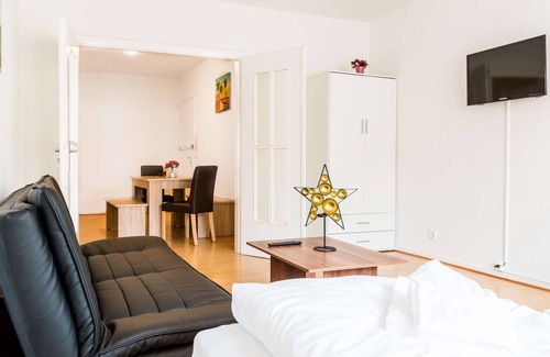 Golzheim Apartment | HÖ01 large apartment with dryer and washing machine
