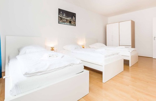 Golzheim Apartment | HÖ01 large apartment with dryer and washing machine
