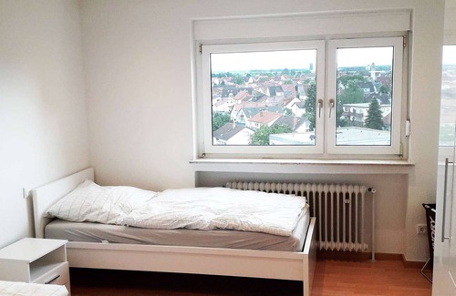 Eppelheim Apartment | HÖ01 large apartment with dryer and washing machine