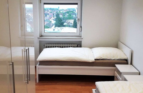 Eppelheim Apartment | HÖ01 large apartment with dryer and washing machine