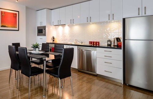 Hobart Central Business District Apartment | Hobart inner-city apartment with off street car parking; easy walk to CBD