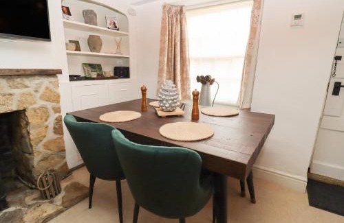 Malmesbury House | Hobbes Cottage