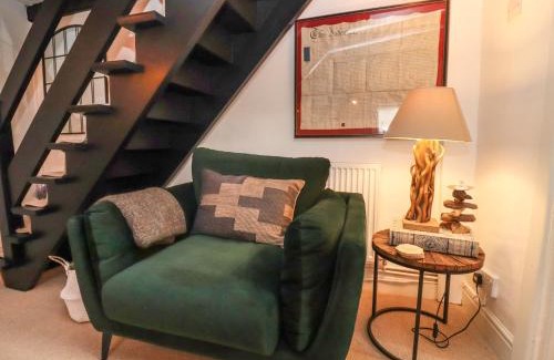 Malmesbury House | Hobbes Cottage