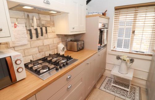 Malmesbury House | Hobbes Cottage