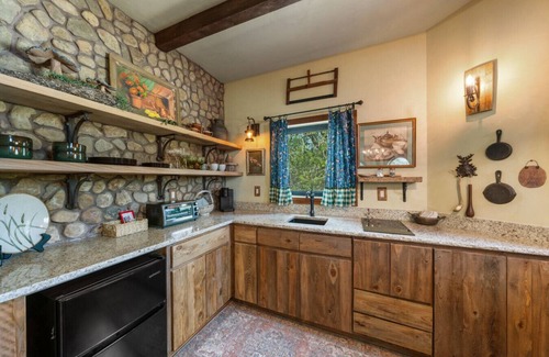 Fredericksburg Cabin | Hobbit House-HotTub-BBQ-Stars-Fredericksburg-Wild