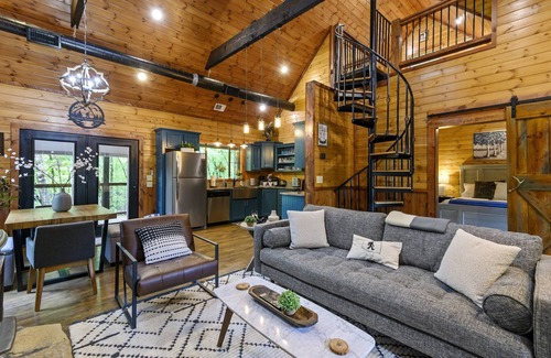 Broken Bow Cabin | Hochatown Retreat — Hot Tub, Pond & Nature