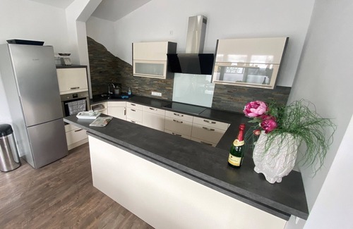 Constantia Apartment | Hochmoderne Ferienwohnung mit gr. Dachterrasse, Zentral in Emden