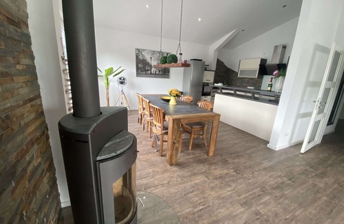 Constantia Apartment | Hochmoderne Ferienwohnung mit gr. Dachterrasse, Zentral in Emden