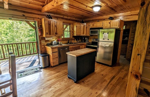 Rockbridge Cabin | Hocking Hills Beartastic Outlook, Arcade,foosball,hot tub,3 decks, Bearific🔼